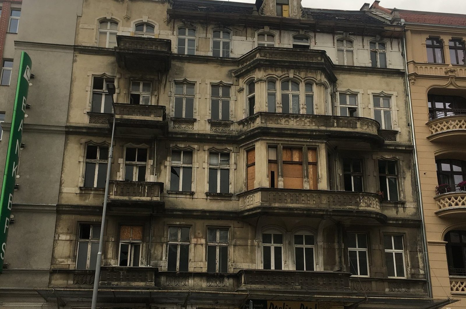 Kamienica 25 — Fasada od ul. Krasińskiego