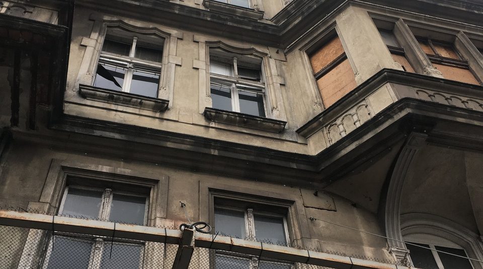Kamienica 25 — Wykusze i balkony
