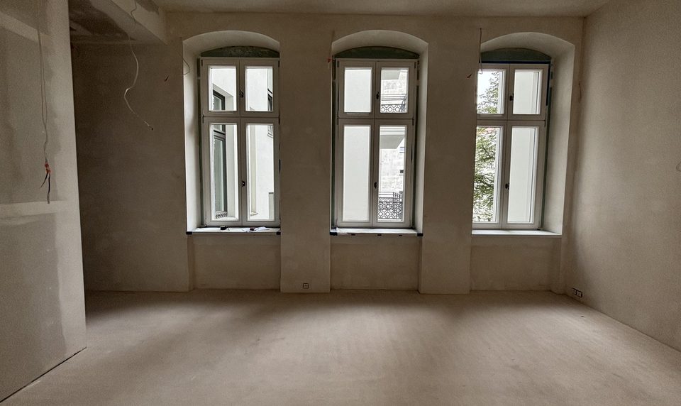 Kamienica 25 — Okna w budynku głównym